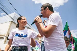 Raquel Lyra e Diego Cabral durante ato em Camaragibe.