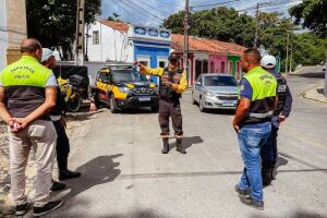 Agentes do Departamento de Tr&acirc;nsito e Transporte Rodovi&aacute;rio Municipal de Igarassu (DEPATRAN). 