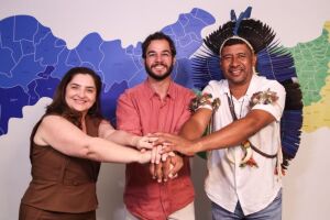 T&uacute;lio Gad&ecirc;lha ao lado de Dulci Amorim e cacique Marcelo Pankararu.