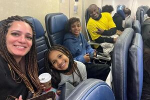 Edson Cardoso, o Jacar&eacute;, com a mulher, Gabriela e os filhos 