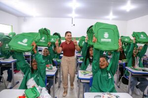Prefeita Professora Elcione Ramos em escola de Igarassu