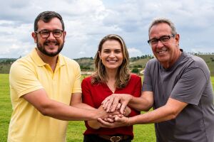 &Aacute;lvaro Porto (MDB) com o filho e Mar&iacute;lia Arraes 