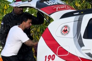 Carlinhos Maia usando viatura da PM em pegadinha 