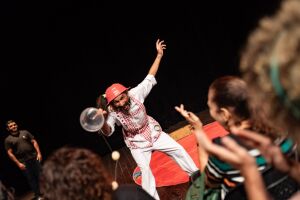  Palha&ccedil;o Sequinho, personagem interpretado pelo artista Pedro Milhomens