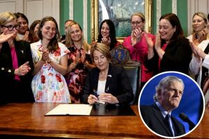Governadora de Massachusetts, Maura Healey, durante a assinatura da lei do aborto; no destaque, o evangelista Franklin Graham