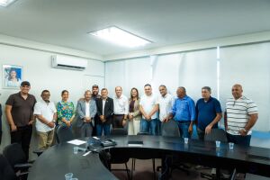 Mano Medeiros em reuni&atilde;o com representantes do transporte p&uacute;blico