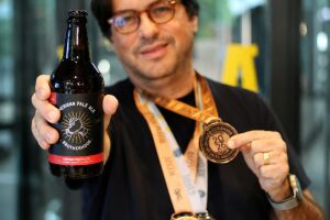 Cerveja de Alagoas produzida em Macei&oacute; conquista medalha no World Beer Awards 2026