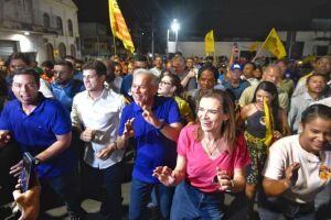 Mar&iacute;lia Arraes participa de caminhada pelas ruas de Vit&oacute;ria de Santo Ant&atilde;o.