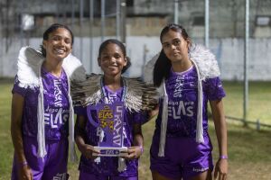 Atletas Pankararu comemorando trof&eacute;u do Joga Pra Elas.