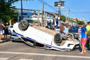 Carro Capota na Avenida Norte, no Recife.