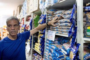 Coronel Alberto Feitosa durante visita ao supermercado.