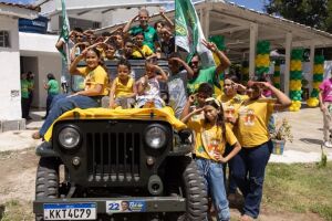 Coronel Feitosa em evento com crian&ccedil;as. 