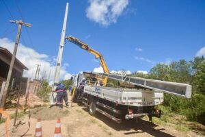 O trabalho busca ampliar a visibilidade durante o per&iacute;odo noturno e oferecer melhores condi&ccedil;&otilde;es para moradores e pessoas que circulam pelo bairro.