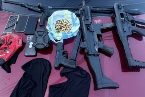  Seis armas de fogo, muni&ccedil;&otilde;es, entorpecentes e outros materiais il&iacute;citos durante uma abordagem.