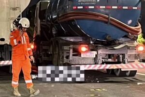 Uma motociclista de 51 anos morreu ap&oacute;s se envolver em um sinistro de tr&acirc;nsito com dois caminh&otilde;es.