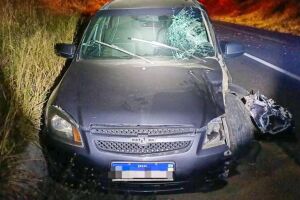 Um jovem de 19 anos morreu ap&oacute;s uma colis&atilde;o frontal entre uma motocicleta e um carro.