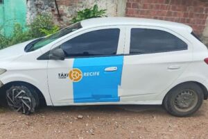 Pol&iacute;cia Militar localiza ve&iacute;culo com restri&ccedil;&atilde;o de furto abandonado e sem um dos pneus no Recife.