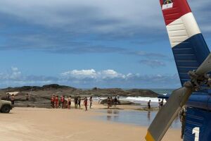 Grupamento T&aacute;tico A&eacute;reo resgata dois banhistas em risco de afogamento no litoral sul de Pernambuco.