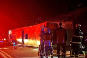 &Ocirc;nibus de turismo tomba na BR-262 e deixa tr&ecirc;s mortos e 44 feridos no Esp&iacute;rito Santo.