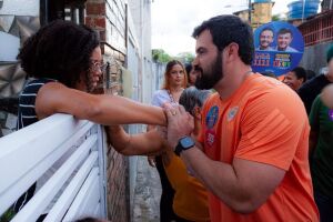 O candidato a deputado estadual C&eacute;sar Ramos (PSD) realizou uma caminhada de porta a porta.