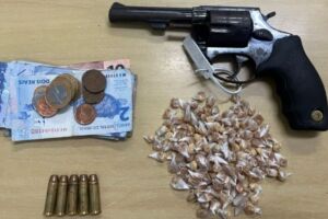 Homem &eacute; preso com 165 pedras de crack, rev&oacute;lver e muni&ccedil;&otilde;es em &aacute;rea de mata em Paulista.