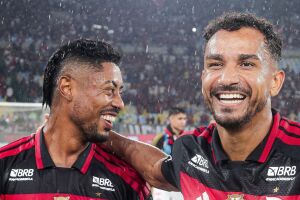 Bruno Henrique e Danilo comemorando vit&oacute;ria em cima do Corinthians.
