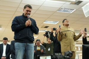 Fl&aacute;vio Bolsonaro faz ora&ccedil;&atilde;o.
