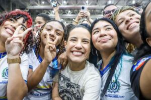 Raquel Lyra em encontro com estudantes