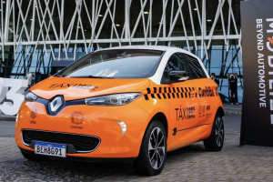 A primeira frota de taxis el&eacute;tricos em Curitiba.