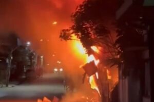 Cinco viaturas do Corpo de Bombeiros foram mobilizadas para combater as chamas durante a madrugada; n&atilde;o houve registro de v&iacute;timas.