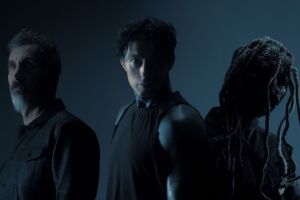 Falling In Reverse lan&ccedil;a m&uacute;sica com feat de Corey Taylor e Serj Tankian.