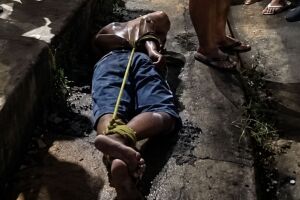 Suspeito foi agredido e imobilizado por populares.