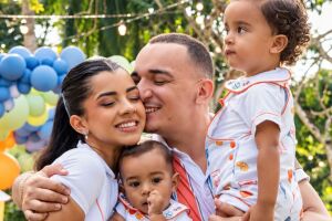 Jo&atilde;o Gomes, Ary Mirelle e seus dois filhos, Joaquim e Jorge.