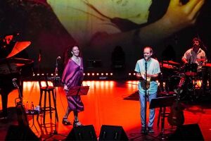 Beatriz Azevedo e Moreno Veloso estreiam o espet&aacute;culo "Clarice Clar&atilde;o" no Recife.