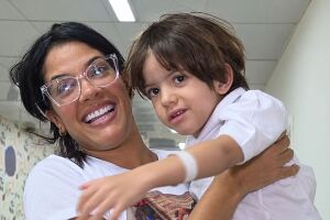 Andr&eacute; Luiz nos bra&ccedil;os da m&atilde;e, Let&iacute;cia Souza.