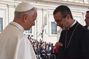 Bispo Dom Ruy entregando pesente ao Papa Le&atilde;o XIV, no Vaticano.