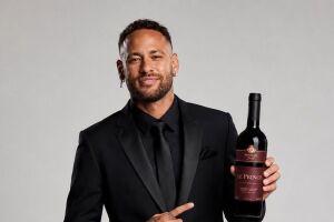 Neymar segura uma garrafa de vinho da sua marca, Le Prince.