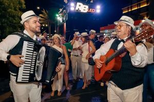Serenata da Nossa Petrolina percorre as ruas do Centro com apresenta&ccedil;&otilde;es.