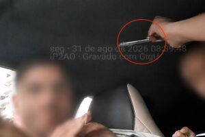 C&acirc;mera instalada no ve&iacute;culo registrou o momento em que o homem foi atacado.