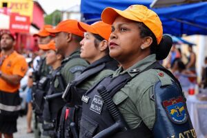 Policiais militares em esquema de seguran&ccedil;a no carnaval de Olinda.