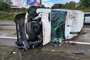 Ve&iacute;culo tombou no quil&ocirc;metro 112 da rodovia, mas n&atilde;o transportava paciente.