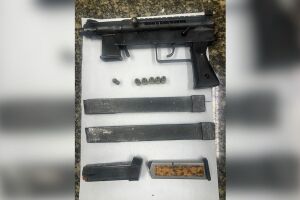 PM conta que suspeitos deixaram armamento para tr&aacute;s durante fuga.