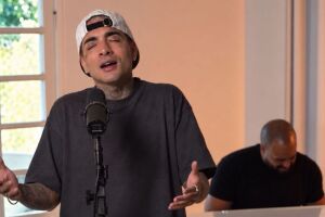 MC Guim&ecirc; cantando o louvor "Nada Mais", da banda Fhop Music.