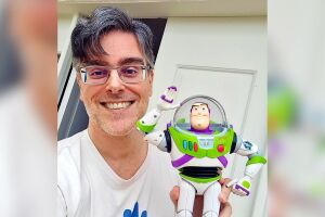 Guilherme Briggs com um dos principais personagens dublados por ele.