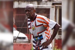 Ex-atacante vive h&aacute; cerca de dois meses em um abrigo improvisado numa pra&ccedil;a de S&atilde;o Paulo.