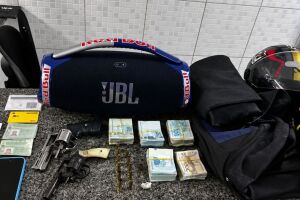 Pol&iacute;cia apreendeu armas, muni&ccedil;&atilde;o, celular e o valor roubado.
