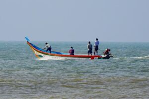 Barco em alto mar.
