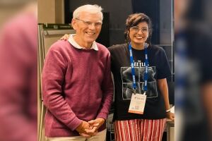 Maria Clara M&uuml;ller recebeu a premia&ccedil;&atilde;o de Richard Henderson, vencedor do Nobel de Qu&iacute;mica de 2017, em Liverpool.