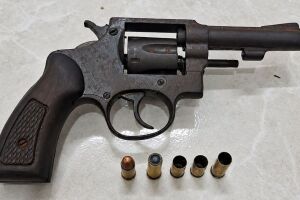 A pol&iacute;cia apreendeu uma pistola com muni&ccedil;&otilde;es que estava com os suspeitos.
