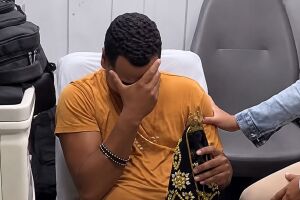 Robert Astro se emocionou ao ser recebido por familiares, amigos e f&atilde;s.